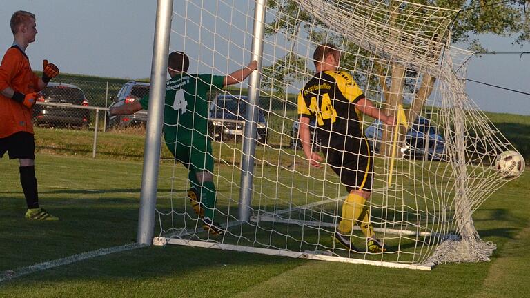 Niklas Scherl (Nummer 4) dreht jubelnd ab. Er traf kurz vor dem Abpfiff zum 3:0-Endstand für die SG Wargolshausen I/Wülfershausen II. Keeper Paul Sauer und Felix Hoch von der SG Stetten haben das Nachsehen.