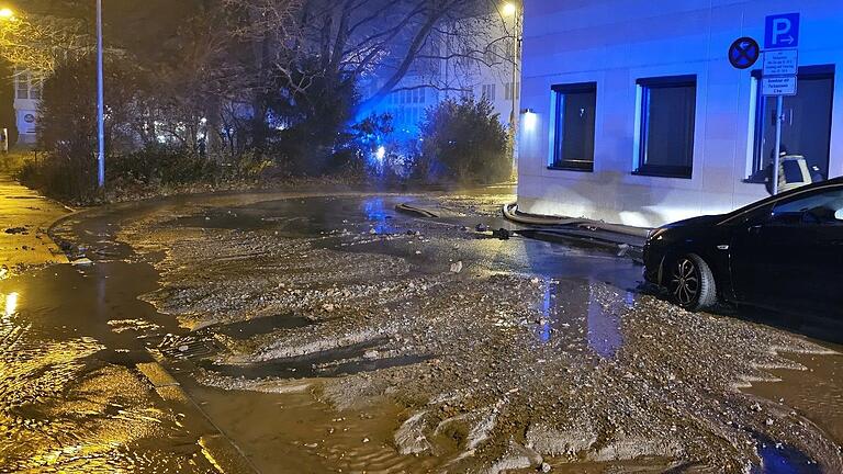 Die Hartmannstraße stand am Montagmorgen unter Wasser.