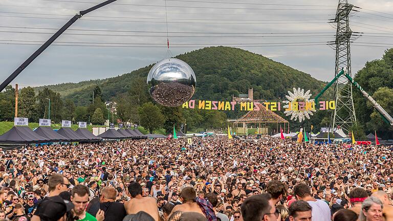 Vergangenes Jahr besuchten mehrere tausend Menschen das Elektronik-Festival Tanzinsel in Gemünden am Main. Vergangenes Jahr besuchten mehrere tausend Menschen das Elektronik-Festival Tanzinsel in Gemünden am Main.