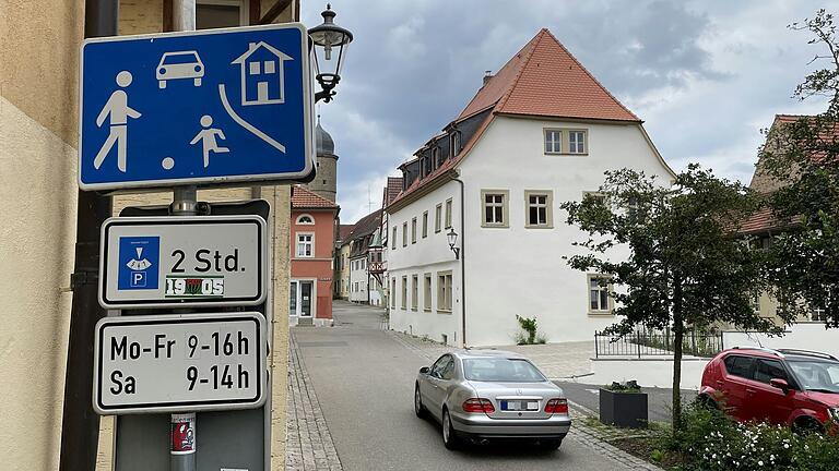 Bald keine Spielstraße mehr: Die Weiße-Turm-Straße wird künftig zur Tempo-20-Zone. Damit erfolgt eine Anpassung an die geltenden Regelungen am Marktplatz und in der Marktstraße.