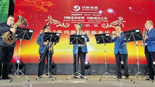 Dem Chef den Marsch geblasen: Ein Quintett des Preh-Werksorchesters weilte zum chinesischen Neujahrsfest in Ningbo, um dem Mehrheitseigner Jeff Wang von der Joyson-Holding einen musikalischen Gruß aus Rhön-Grabfeld zu überbringen. Der zeigte sich begeistert nach dem Auftritt.