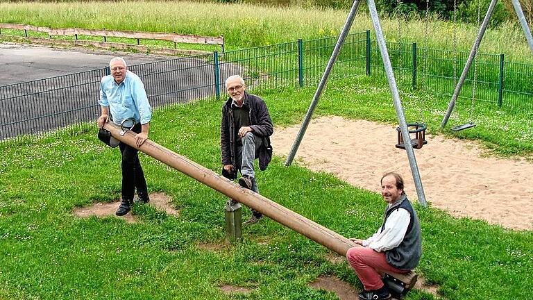 Die Laudenbacher Stadträte Wolfgang Tröster (Mitte), Horst Wittstadt (rechts) und Gerhard Kraft (links) starteten eine Fragebogenaktion zu den Spielplätzen in Laudenbach. im Bild der Spielplatz am Main.