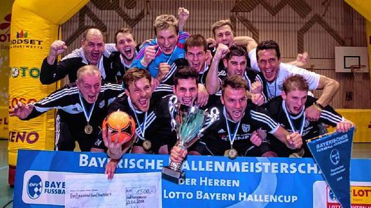 Pokal und 1500 Euro Siegprämie: Die Reise ins oberbayerische Halbgermoos hat sich für den 1. FC Sand gelohnt.