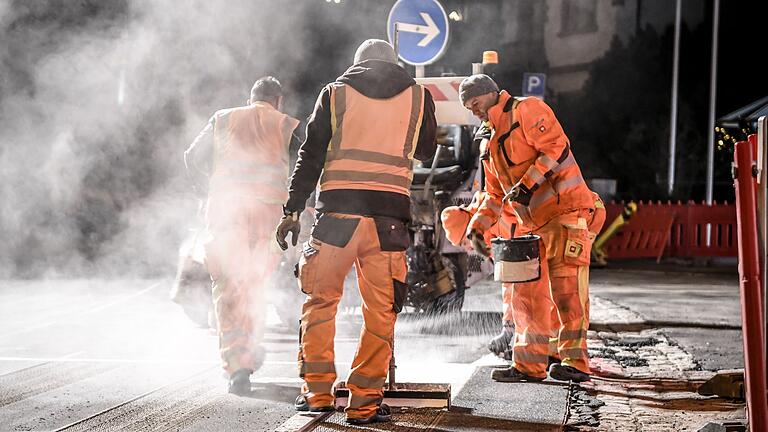 Die Markierungsarbeiten in der Marktheidenfelder Innenstadt wurden teilweise durch die Lichtgiraffe der Marktheidenfelder Feuerwehr unterstützt.&nbsp;