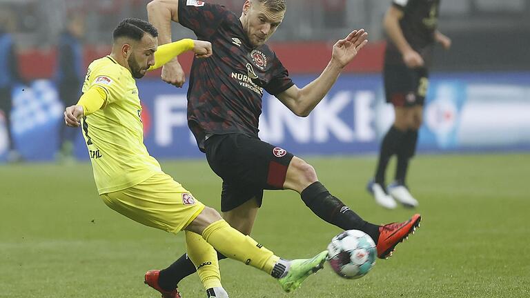 Er wird den Würzburger Kickers gegen den VfL Osnabrück nicht helfen können: Mitja Lotric (links, hier gegen Nürnbergs Hanno Behrens) befindet sich in Quarantäne.