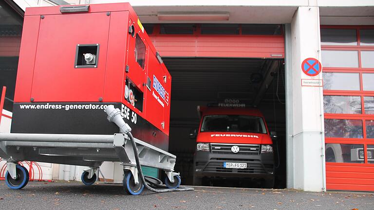 Das Stromaggregat der Feuerwehr Gemünden könnte bei einem Blackout auch noch den Bauhof und aus dem Rathaus ausgelagerte Arbeitsplätze mit versorgen.