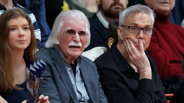 Bundestrainer Gordon Herbert (rechts) und der frühere X-Rays-Manager Wolfgang Malisch verfolgen das Baskets-Heimspiel gegen Vechta.