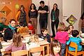 Ein &bdquo;Experten-Team&ldquo; coacht die Mittagsverpflegung in der Kita St. Magdalena (hinten von links): Ines Fucker vom AfLE Würzburg, Stefan Helmreich von Rewe, Elternbeirätin Claudia Storath und die Vorsitzende des Trägervereins Susanne Langer sowie Kita-Leiterin Sabine Bruchmann (3. von links am Tisch).