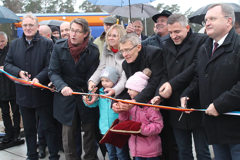 Die ausgebaute A3 zwischen den Anschlussstellen Rohrbrunn (Lkr. Aschaffenburg) und Marktheidenfeld (Lkr. Main-Spessart) wird für den Verkehr freigegeben. Bundesverkehrsminister Andreas Scheuer (mit Schal) durchschneidet am Dienstag das Band. Die ausgebaute A3 zwischen den Anschlussstellen Rohrbrunn (Lkr. Aschaffenburg) und Marktheidenfeld (Lkr. Main-Spessart) wird für den Verkehr freigegeben. Bundesverkehrsminister Andreas Scheuer (mit Schal) durchschneidet am Dienstag das Band.