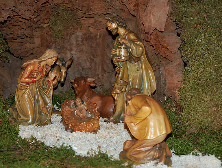Die Weihnachtskrippe in der Kirche St. Wolfgang in Hausen. Am 'Fest der Heiligen Familie' führte eine Predigt über das Familienbild der Kirche zu Spannungen. Mehrere Besucher verließen empört den Gottesdienst. Die Weihnachtskrippe in der Kirche St. Wolfgang in Hausen. Am 'Fest der Heiligen Familie' führte eine Predigt über das Familienbild der Kirche zu Spannungen. Mehrere Besucher verließen empört den Gottesdienst.