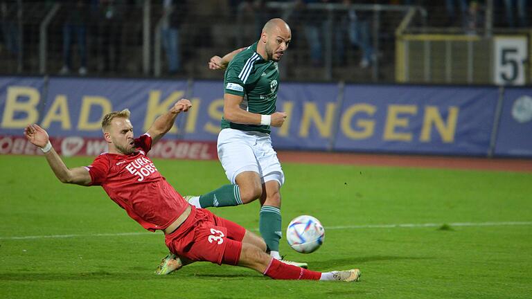 FC 05 Schweinfurt - Türkgücü München; Adam Jabiri (05, Mitte) gegen Michael Zant und Torwart Johann Hipper