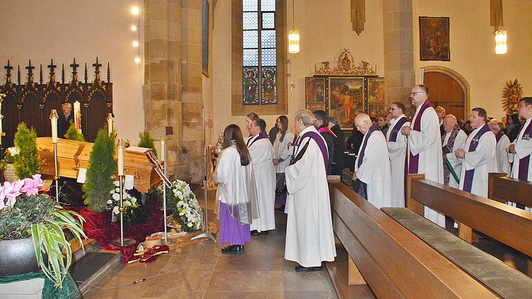 In der Stadtpfarrkirche Bad Königshofen feierten Gläubige, Verwandte, Freunde und Bekannte ein österliches Requiem, so wie es sich Linus Eizenhöfer gewünscht habe. Hauptzelebrant war der stellvertretende Dekan Jürgen Schwarz. In der Stadtpfarrkirche Bad Königshofen feierten Gläubige, Verwandte, Freunde und Bekannte ein österliches Requiem, so wie es sich Linus Eizenhöfer gewünscht habe. Hauptzelebrant war der stellvertretende Dekan Jürgen Schwarz.