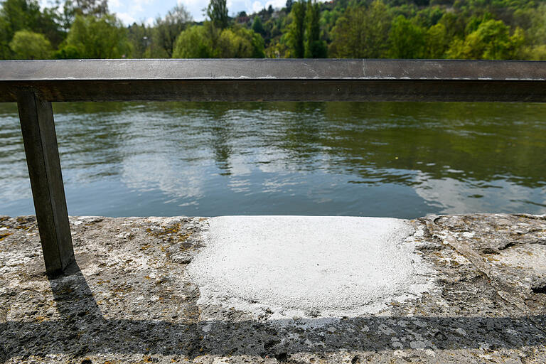 Diese großen weißen Flecken an der Kaimauer der Kurt-Schumacher-Promenade in Würzburg weisen daraufhin, dass sich hier einst Ringe zum Anlegen für Boote befanden, bis die Stadt sie entfernen ließ. Diese großen weißen Flecken an der Kaimauer der Kurt-Schumacher-Promenade in Würzburg weisen daraufhin, dass sich hier einst Ringe zum Anlegen für Boote befanden, bis die Stadt sie entfernen ließ.