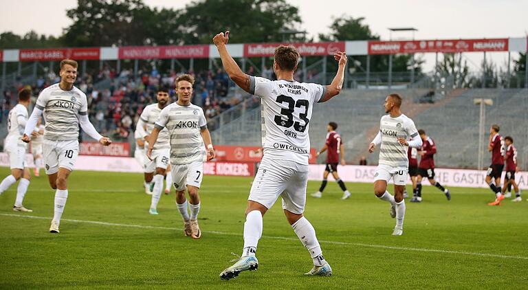 Benjamin Girth (vorne) wird von seinen Kollegen nach seinem vierten Saisontor gefeiert. Benjamin Girth (vorne) wird von seinen Kollegen nach seinem vierten Saisontor gefeiert.