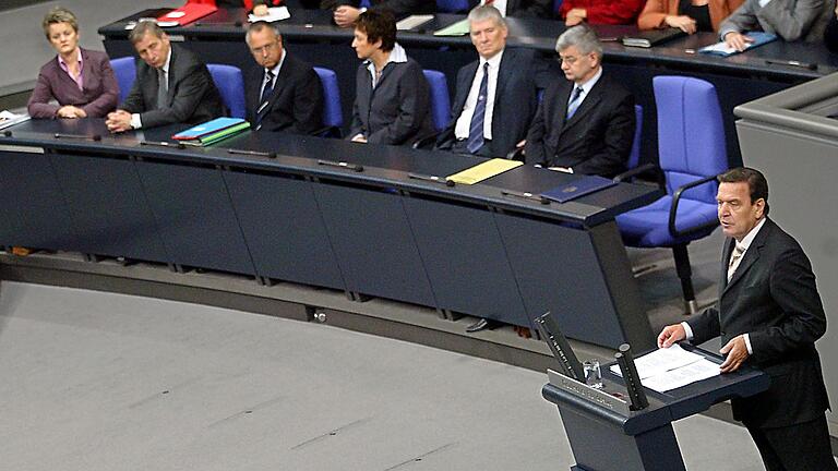 Vertrauensfrage im Bundestag - Bundeskanzler Schröder 2005       -  Bundeskanzler Gerhard Schröder stellte die Vertrauensfrage gleich zweimal - wie hier 2005.