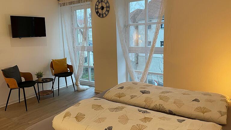 Die beiden Pensionszimmer in Strahlungen, die sich im Obergeschoss des ehemaligen Dorfgemeinschaftshauses befinden, werden auch von Urlaubern gebucht. Die beiden Pensionszimmer in Strahlungen, die sich im Obergeschoss des ehemaligen Dorfgemeinschaftshauses befinden, werden auch von Urlaubern gebucht.