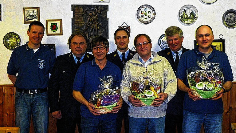 Geehrt: v.l. Jürgen Gollhardt (zweiter Kommandant), KBM Berthild Bauer, Edelbert Spielmann, Roland Gill (erster Kommandant), Heribert Spielmann, KBI Hermann Weigand und Bernd Gill. Geehrt: v.l. Jürgen Gollhardt (zweiter Kommandant), KBM Berthild Bauer, Edelbert Spielmann, Roland Gill (erster Kommandant), Heribert Spielmann, KBI Hermann Weigand und Bernd Gill.