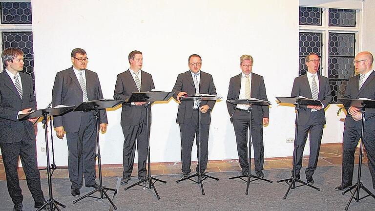 Begeisterten vielstimmig: Die „Lords oft the Chords“ (von links) Jochen Patscheke, Daniel Schreiber, Florian Schmitt, Frederik Diehl, Tobias Brommann, Marcus Stäbler und Christoph Drescher glänzten mit Liedern aus “Heimat und Fremde“. Begeisterten vielstimmig: Die „Lords oft the Chords“ (von links) Jochen Patscheke, Daniel Schreiber, Florian Schmitt, Frederik Diehl, Tobias Brommann, Marcus Stäbler und Christoph Drescher glänzten mit Liedern aus “Heimat und Fremde“.
