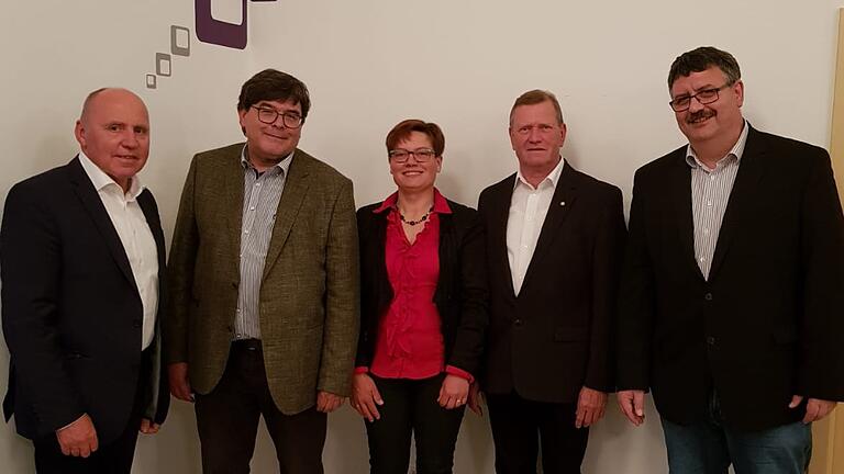 Die Teilnehmer des Europavortrages: Bürgermeister Dieter Schneider (von links), Referent Peter Bauch, Bezirksrätin Maria Hoßmann, Bertram Muth von der Hanns Seidel Stiftung und Thomas Obert, zweiter Bürgermeister. Die Teilnehmer des Europavortrages: Bürgermeister Dieter Schneider (von links), Referent Peter Bauch, Bezirksrätin Maria Hoßmann, Bertram Muth von der Hanns Seidel Stiftung und Thomas Obert, zweiter Bürgermeister.