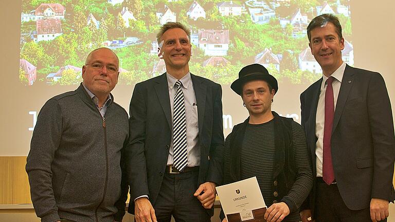 Der Sieger Tom Burdyl (zweiter von rechts) zusammen mit (von rechts nach links ): Oberbürgermeister Christian Schuchardt, Stephan Schulze (Inhaber des Baumhaushotels Seemühle) und Umweltreferent Wolfgang Kleiner bei der Preisverleihung.