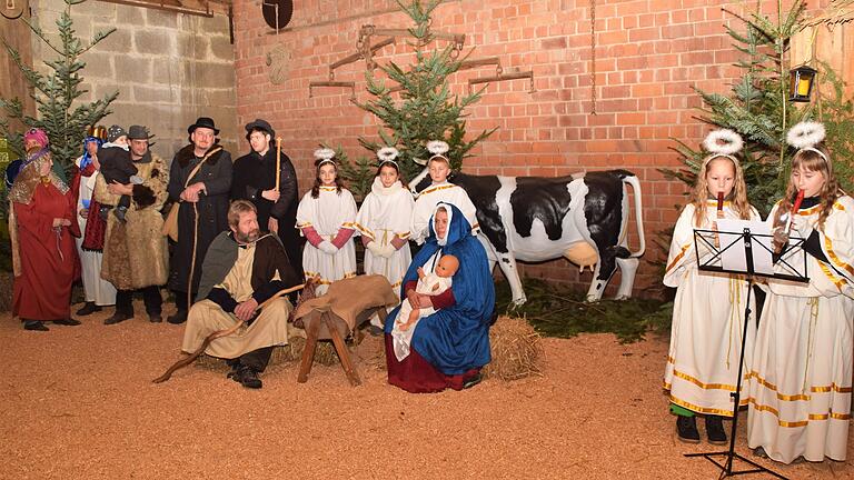 Abtswinder Laienschauspieler führen zum Auftakt des Weihnachtsmarktes in der Scheune der Familie Lenz ein Krippenspiel auf. Abtswinder Laienschauspieler führen zum Auftakt des Weihnachtsmarktes in der Scheune der Familie Lenz ein Krippenspiel auf.