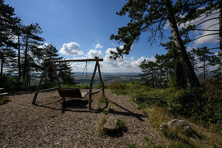 Endlich oben: Auf der Spitze des Schwanbergs gibt schöne Aussichten auf Mainfranken und den Steigerwald.