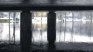 Es wird eng: Unter der Brücke zum Bad Neustädter Schillerhain-Parkplatz