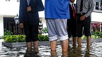 Indonesiens Präsident Susilo Bambang Yudhoyono (Mitte) in der überfluteten Hauptstadt.