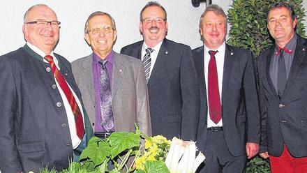 Ehrungen zum Jubiläum: Roland Albert, Präsident des Bayerischen Gärtnereiverbandes, zeichnete (von links) beim Kommersabend zum 125-jährigen Jubiläum der Gartenbaugruppe Albertshofen Lothar Töpfer für sein gärtnerisches Lebenswerk aus. Ehrennadeln durften Elmar Gimperlein und Heinz Wenkheimer entgegennehmen. Mit ihnen freute sich Obermeister Jürgen Böhm.