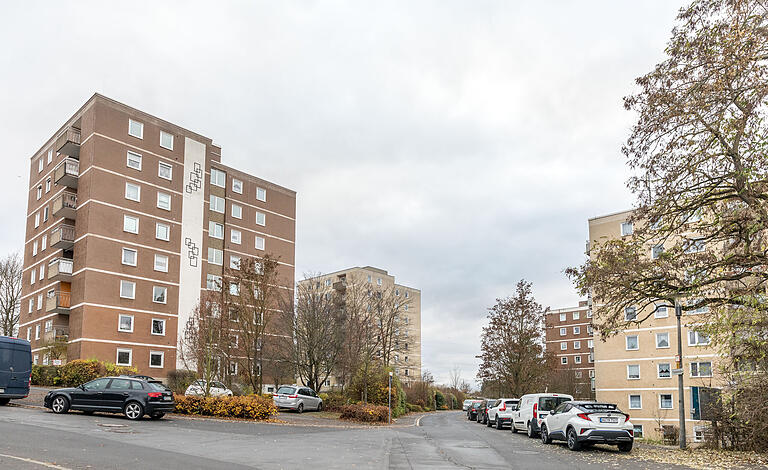 Die Stadtbau hat 312 Wohnungen in Würzburg gekauft. Rund die  Hälfte der Wohnungen befinden sich in Lengfeld in diesen vier Hochhäusern in der Flürleinstraße.&nbsp;