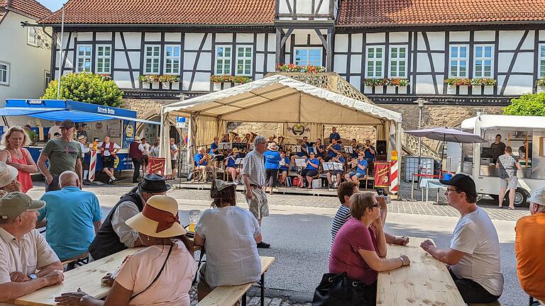 Musik im Schatten genießen: Da ließ es sich trotz Hitze beim Stadtfest gut aushalten.