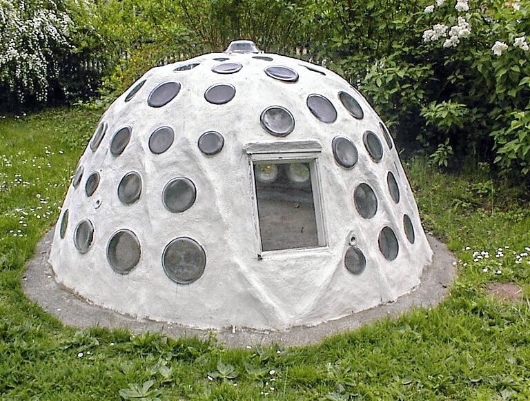 Aus einem der vielen Kunstprojekte ging auch dieses Iglu hervor. Es steht noch immer im Garten des Jugendhauses. Aus einem der vielen Kunstprojekte ging auch dieses Iglu hervor. Es steht noch immer im Garten des Jugendhauses.