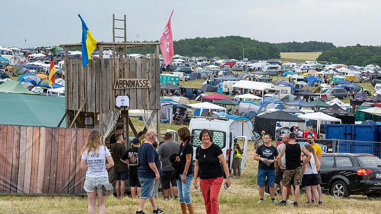 Kalte Dosenravioli, Staub in den Nasenlöchern und zu dünne Isomatten: Nichts, was einen Festivalfan sonderlich abschreckt. Der 'Lutzi'-Campingplatz war im letzten Jahr gut belegt. Kalte Dosenravioli, Staub in den Nasenlöchern und zu dünne Isomatten: Nichts, was einen Festivalfan sonderlich abschreckt. Der 'Lutzi'-Campingplatz war im letzten Jahr gut belegt.
