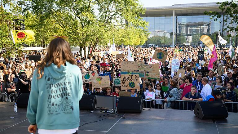 Klimastreik von Fridays for Future - Berlin       -  Demonstration fürs Klima: Mehrere Tausend haben in Berlin protestiert.