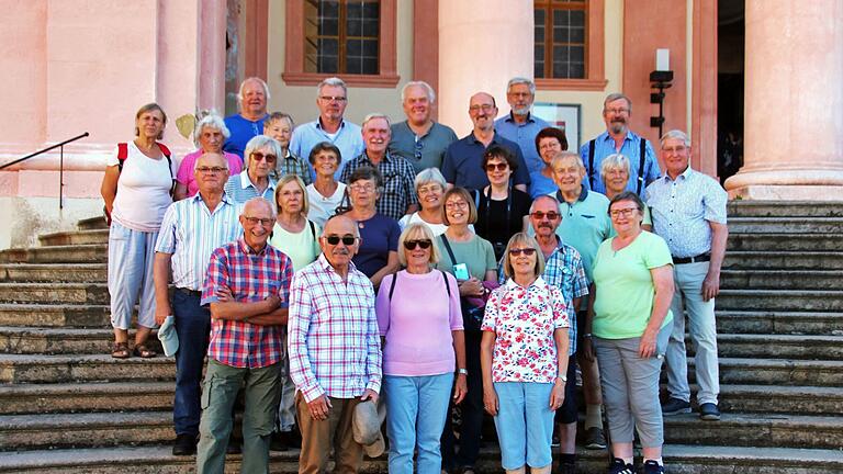 Die KAB-Reisegruppe auf den Stufen des Stifts Göttweig mit Reiseleiterin Rita Metzger (in der zweiten Reihe rechts).