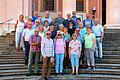 Die KAB-Reisegruppe auf den Stufen des Stifts Göttweig mit Reiseleiterin Rita Metzger (in der zweiten Reihe rechts).