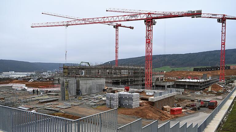 Der Rohbau des Klinikums sollte im dritten Quartal 2025 fertig sein - ist dieser Termin noch zu halten?&nbsp;