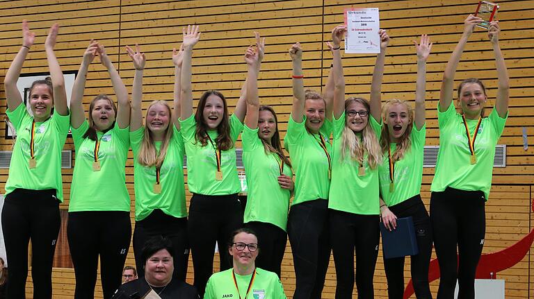 Machten durch ihren Sieg den größten erfolg der Vereinsgeschichte perfekt: Die Schraudenbacher Schülerinnen um (von links) Lena Rudloff, Lena Schlier, Julia Monz, Alina Wiesler, Julie Bronn, Edda Rumpel, Chantal Brietzke, Jamila Ruh, Nele Fischer sowie vorne Trainerin Melanie Kömm und Betreuerin Nicole Förtsch. Machten durch ihren Sieg den größten erfolg der Vereinsgeschichte perfekt: Die Schraudenbacher Schülerinnen um (von links) Lena Rudloff, Lena Schlier, Julia Monz, Alina Wiesler, Julie Bronn, Edda Rumpel, Chantal Brietzke, Jamila Ruh, Nele Fischer sowie vorne Trainerin Melanie Kömm und Betreuerin Nicole Förtsch.
