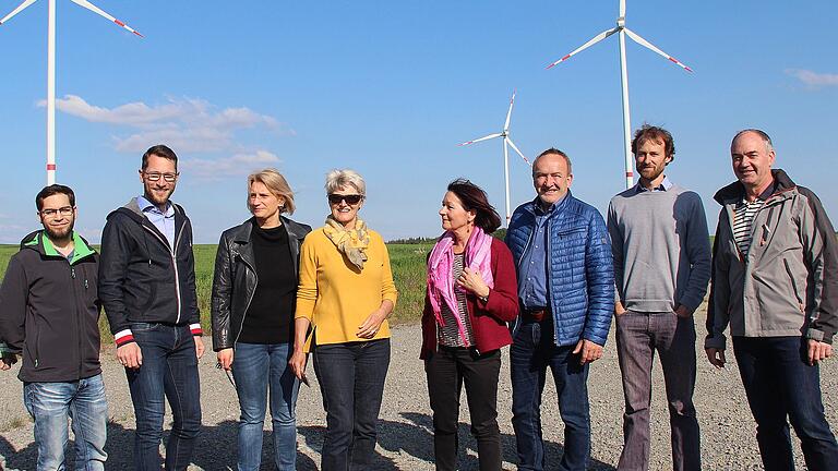 Trafen sich am Windpark in Retzstadt: (von links) Christoph Müller,   Kreisvorsitzender Sven Gottschalk, Pamela Nembach, Heidi Wright, Martha Bolkart-Mühlrath, Erich Wüst, Michael Kohlbrecher (Klimaschutzbeauftragter des Landkreises) und Vorstandsvorsitzender der Bürgerenergie Retzstadt Karl Gerhard.