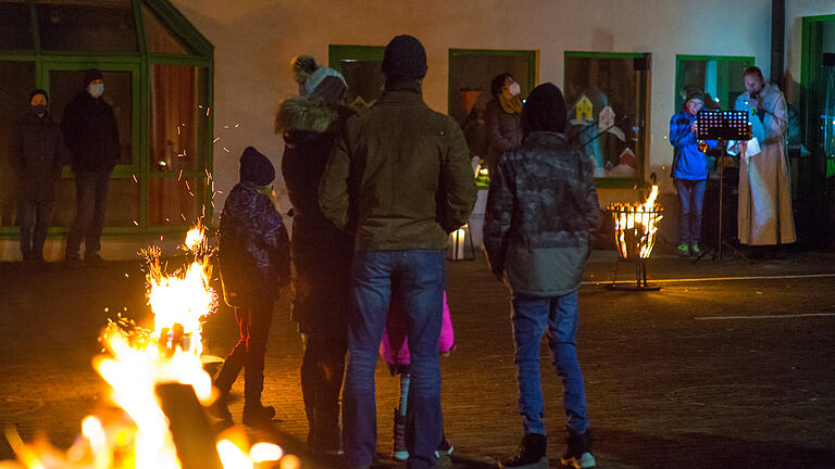 Anand Anders       -  Heilig-Abend-Messen im Corona-Jahr, Hirtenfeuer auf dem Gelände des Pastoralzentrums Eselshöhe