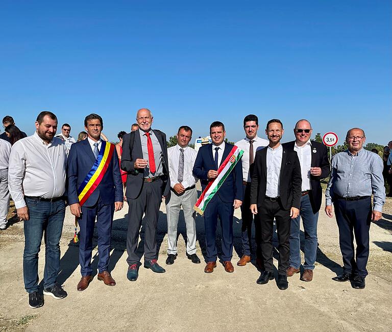 Bei der Grenzöffnung zwischen Grăniceri und Elek: unter anderem mit Grăniceris Bürgermeister Petru-Claudiu Bătrânuț (2.v.l.), Gerolzhofens 2. Bürgermeister Erich Servatius (3.v.l.), Eleks Bürgermeister György Szelezsán (5.v.l.) und Gerolzhofens Bürgermeister Thorsten Wozniak (7.v.l.).