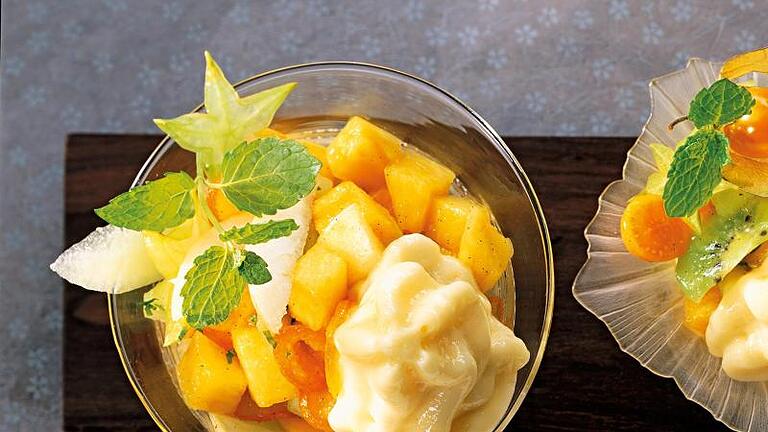 Ein fruchtiger Obstsalat schmeckt bei Hitze immer gut, zum Beispiel mit Mango, Physalis und Melone. Foto: Teubner/ Westermann & Buroh       -  Ein fruchtiger Obstsalat funktioniert auch im Winter gut als Dessert. Und die Vitamine stärken das Immunsystem.