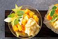 Ein fruchtiger Obstsalat schmeckt bei Hitze immer gut, zum Beispiel mit Mango, Physalis und Melone. Foto: Teubner/ Westermann & Buroh       -  Ein fruchtiger Obstsalat funktioniert auch im Winter gut als Dessert. Und die Vitamine stärken das Immunsystem.