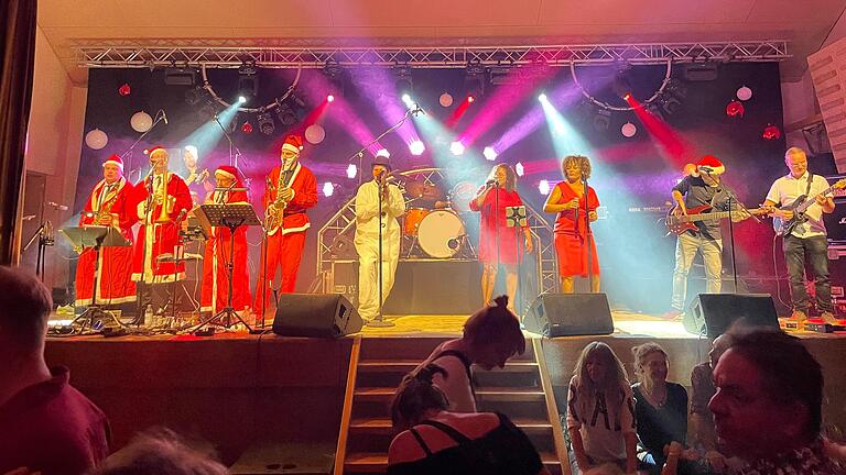 Längst Tradition und Kult: Die Xmas Bluesmas Party mit der Band „Spinnich“ in der „Wollbacher Halle“.