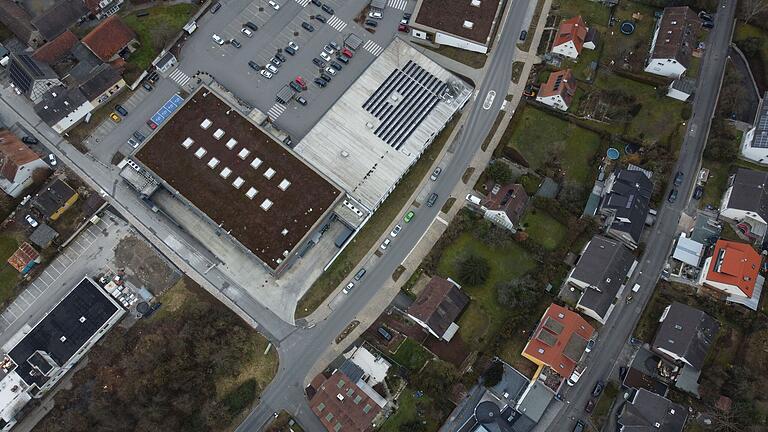 Die Kreuzung Neugasse (links), Bayernstraße und Schlesier Straße ist ein neuralgischer Punkt beim REWE-Markt. Er soll im Rahmen des Ausbaus der Neugasse entschärft werden. Die Kreuzung Neugasse (links), Bayernstraße und Schlesier Straße ist ein neuralgischer Punkt beim REWE-Markt. Er soll im Rahmen des Ausbaus der Neugasse entschärft werden.