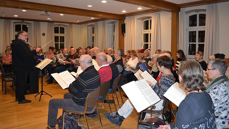 Hermann Grollmann bei den Proben zum großen Konzert. Seit Mai wird dafür geübt. Hermann Grollmann bei den Proben zum großen Konzert. Seit Mai wird dafür geübt.