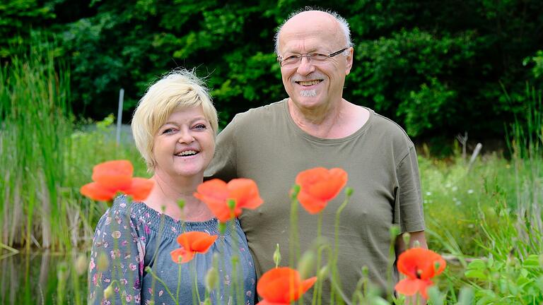 Klatschmohn vor dem Gartenteich: Cornelia und Ewald Dahinten aus Saal haben sich in 20 Jahren ein Gartenparadies geschaffen. Am Sonntag, 23. Juni, kann die Öffentlichkeit einen Blick hineinwerfen.