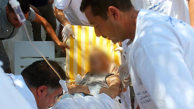At least 27 mostly foreigners killed others wounded in attack on - Auf dem Weg ins Krankenhaus: Ein Hotelgast, der bei dem Anschlag am Freitag im tunesischen Sousse verletzt wurde. At least 27 mostly foreigners killed others wounded in attack on - Auf dem Weg ins Krankenhaus: Ein Hotelgast, der bei dem Anschlag am Freitag im tunesischen Sousse verletzt wurde.