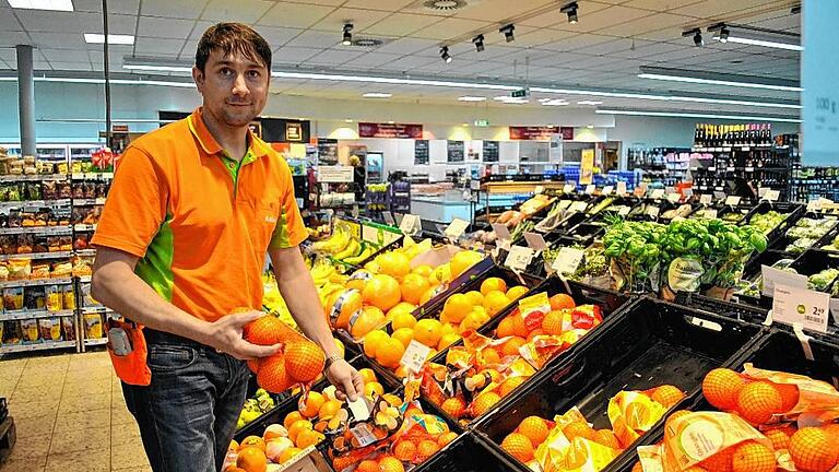 Die Einkaufsmöglichkeiten vor Ort bestimmen, was letztendlich gegessen wird: Marktleiter René Hirn kann für seine Kunden alles bestellen, was auf seiner Liste steht &ndash; vertragliche Vereinbarungen zwischen Erzeugern, Großhandel und Einzelhandel bestimmen im Vorfeld, was in die Liste aufgenommen wird.