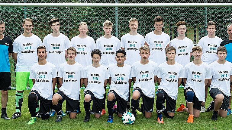 Was für ein Durchmarsch: Die SG Brendlorenzen errang in der U-17-Kreisliga Rhön die Meisterschaft mit einer makellosen Bilanz: 18 Spiele, 18 Siege, 70:9 Tore. Die erfolgreiche Mannschaft (stehend von links): Trainer Alexander Gensch, Erik Posluschny, Lukas Werner, Luca Eckert, Daniel Petenev, Lukas Merkl, Artem Rosbach, Justin Feustel, Timo Weisenseel und Trainer Sven Pöhl. Kniend von links: Leon Pöhl, Marc Hörnlein, Timo Schäfer, Alejandro Bajana, Jonas Ludwig, Artur Rosbach, Philipp Fischer und Marcel Tkotz. Es fehlt Eric Dietz.